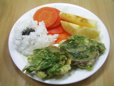 ごはんと、さつまいも春菊天ぷら、野菜の盛り合わせ